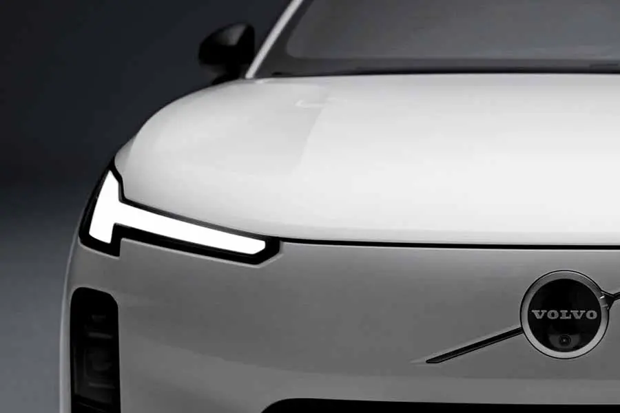 2025款沃尔沃XC70插混版水晶白02