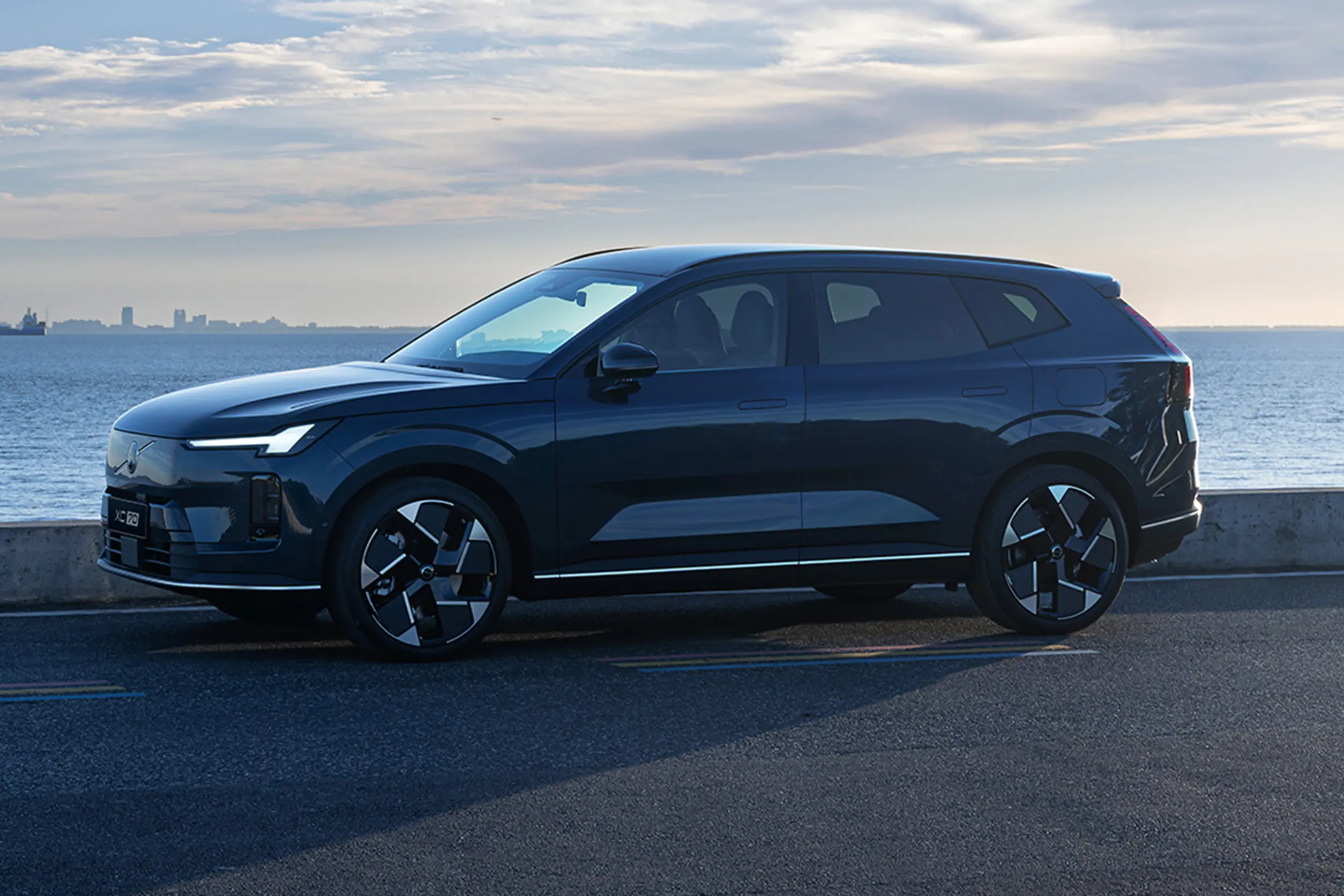 2025款沃尔沃XC70插混版牛仔蓝01