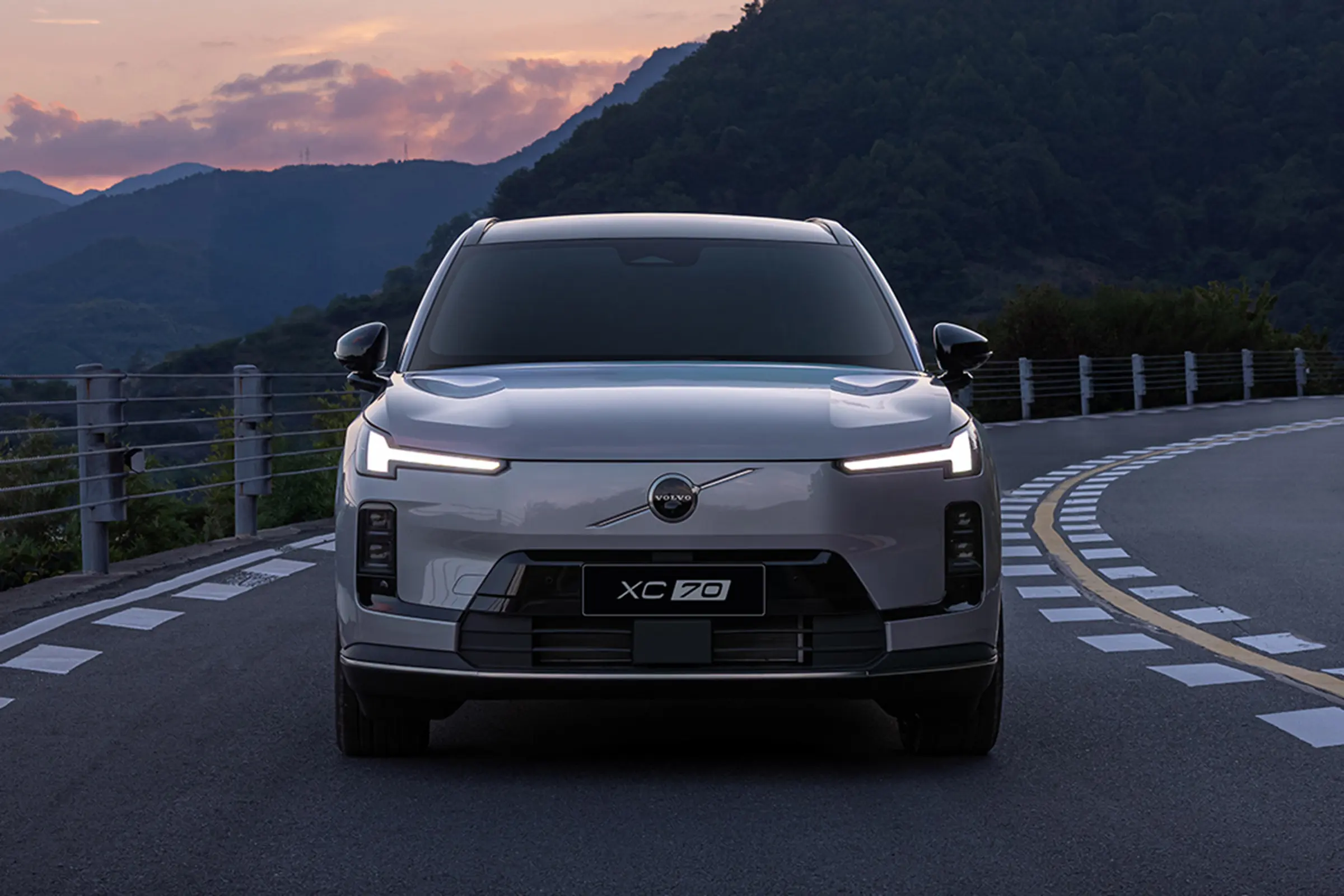 2025款沃尔沃XC70插混版霞光灰01