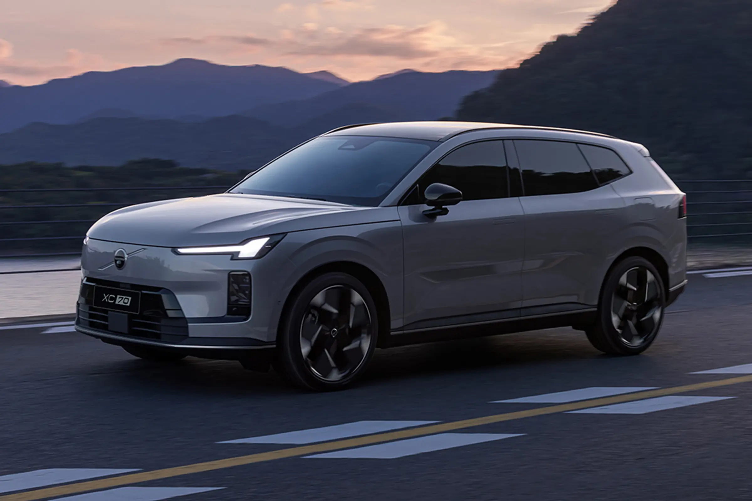 2025款沃尔沃XC70插混版霞光灰02