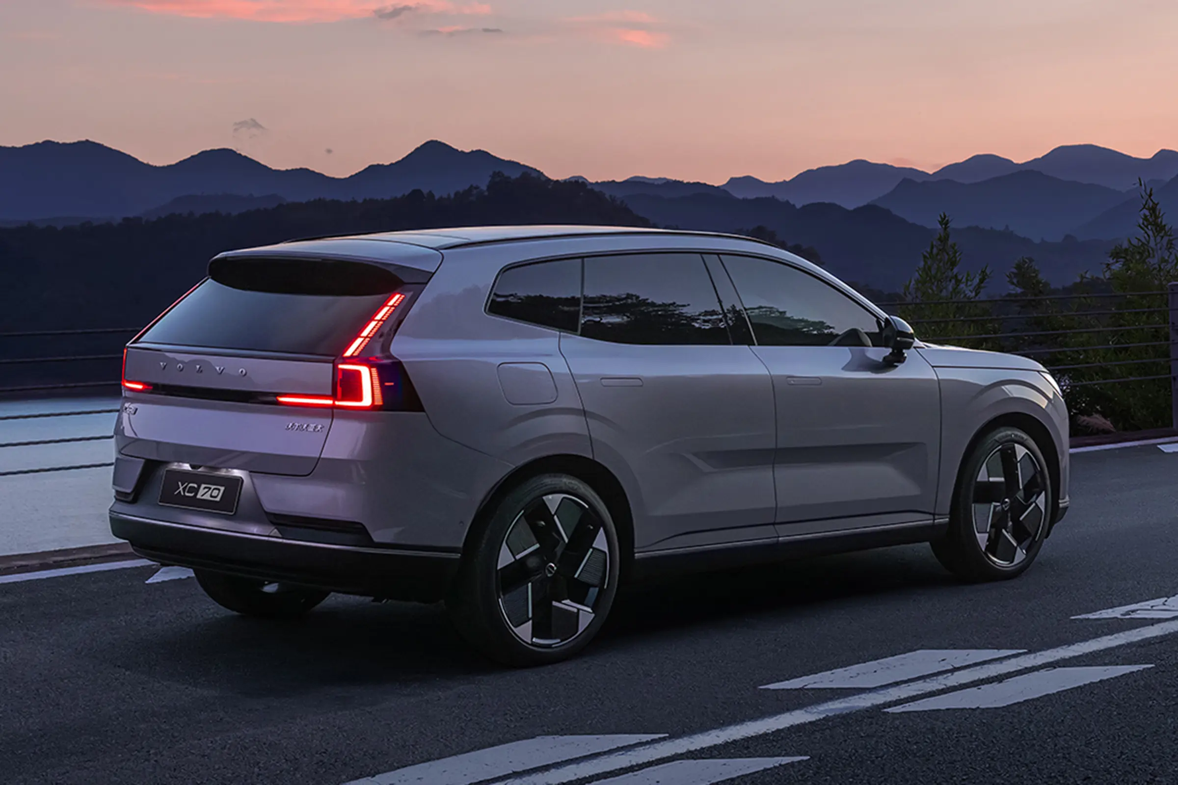 2025款沃尔沃XC70插混版霞光灰03