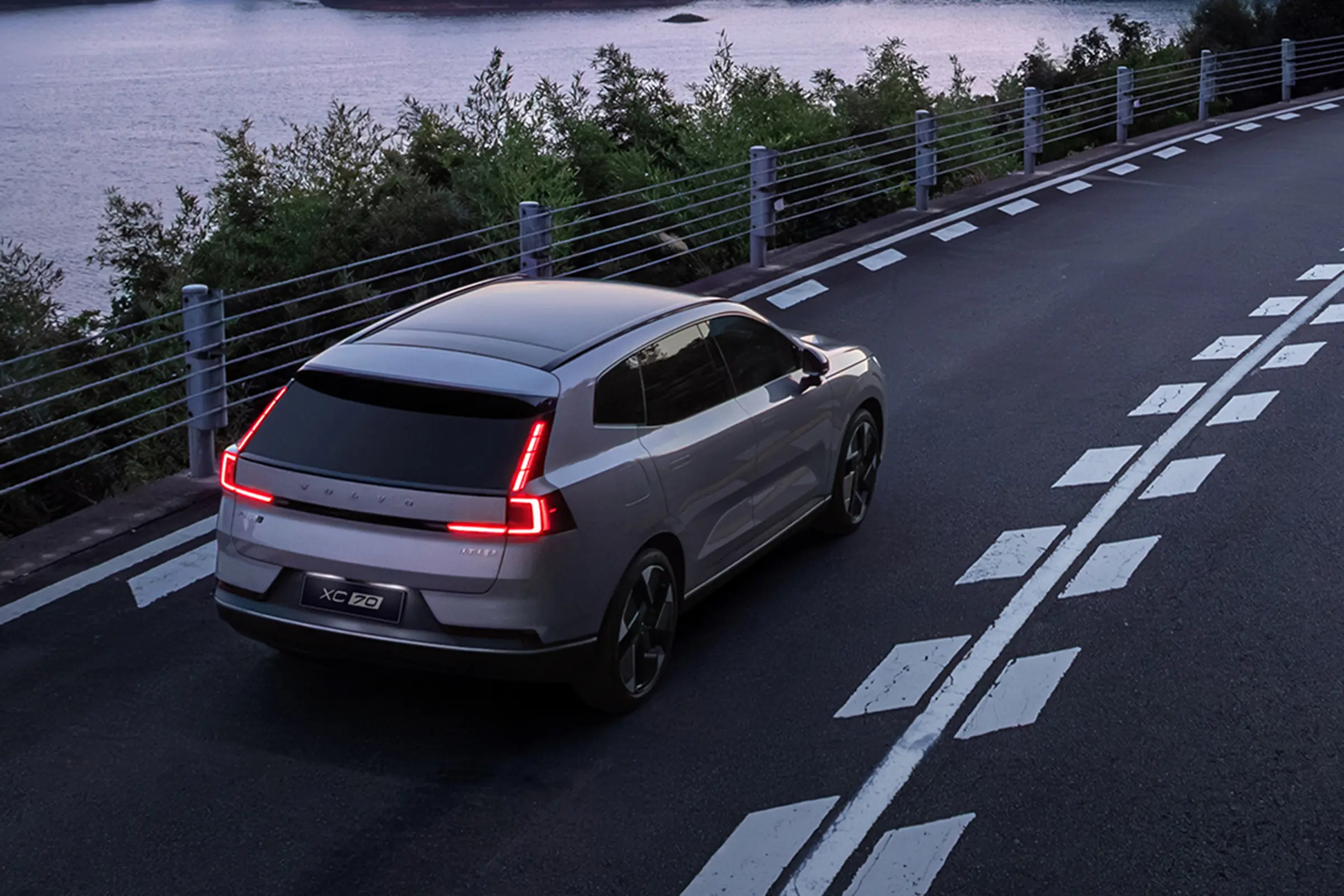 2025款沃尔沃XC70插混版霞光灰04