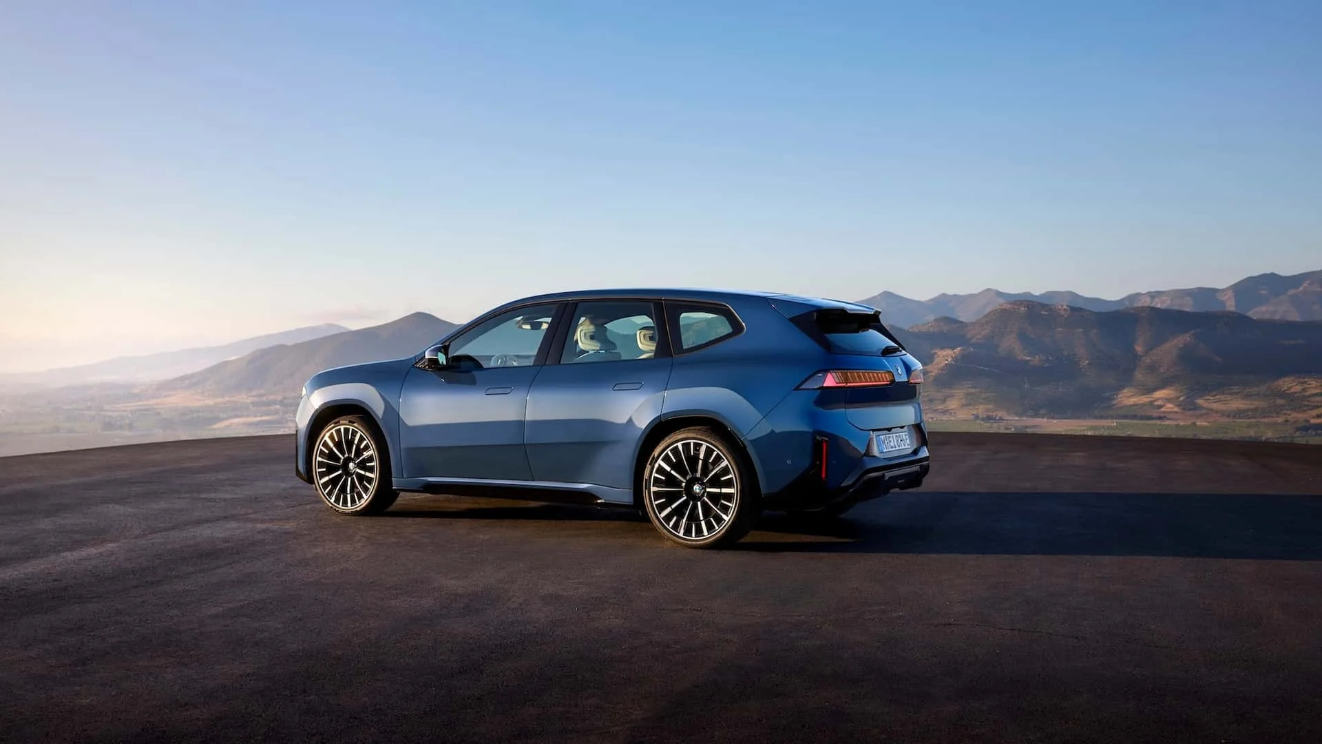 2026 BMW ix3-030